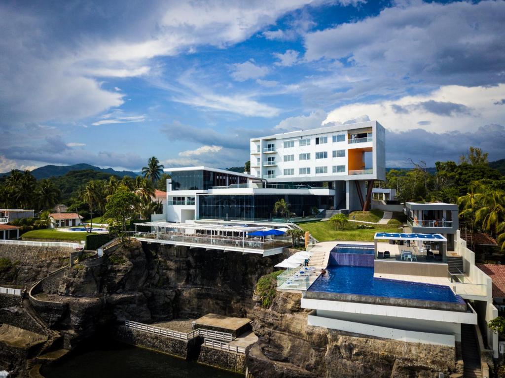 Acantilados Hotel te ofrece lujos y relajación frente al mar
